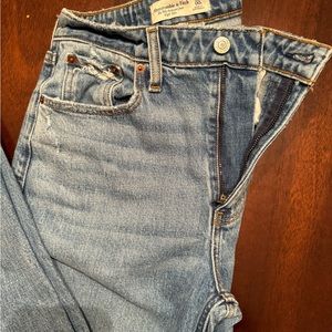 Abercrombie and Fitch woman’s jeans size 24/00. The 90s relaxed high-rise jean